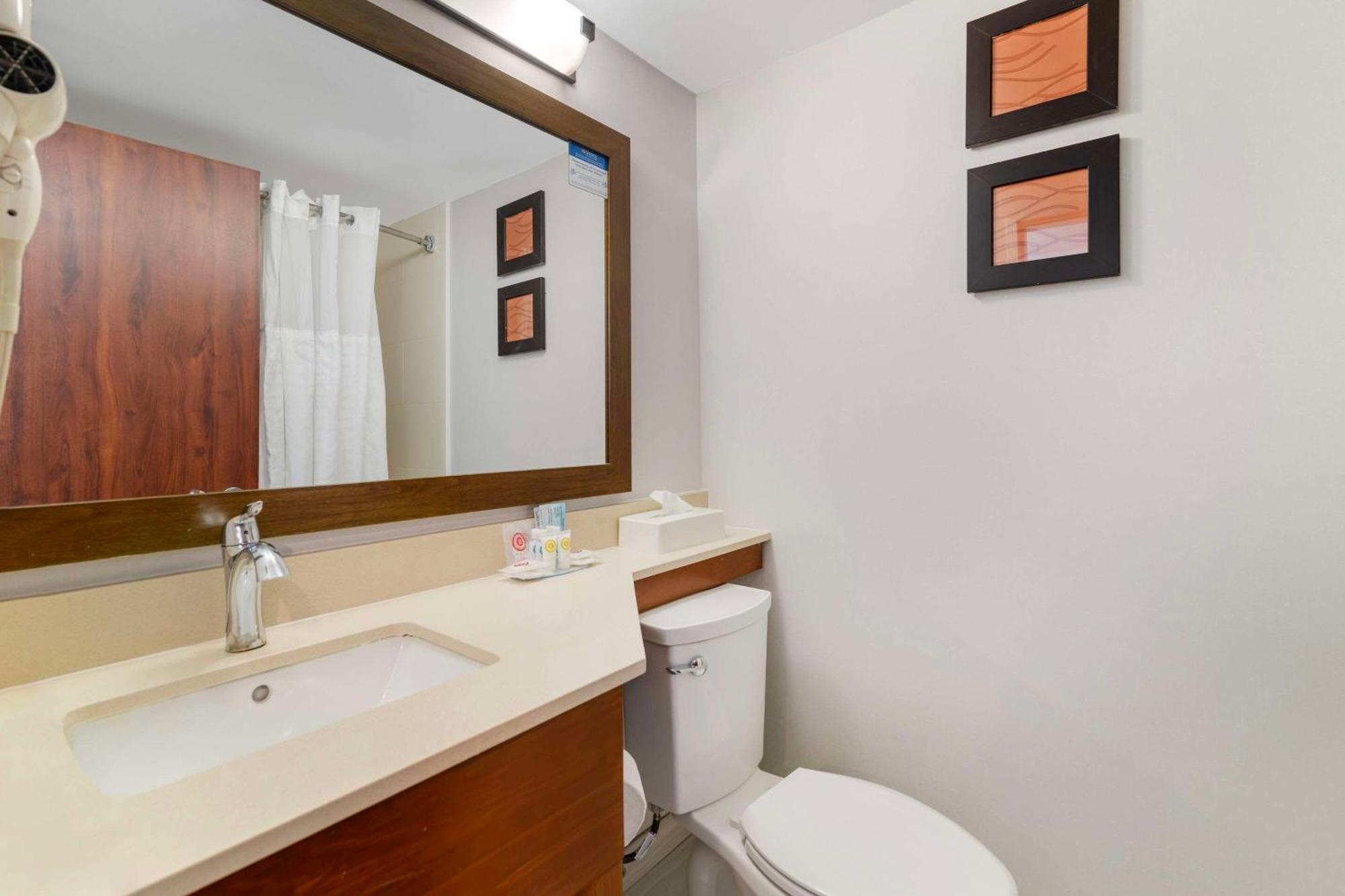 Comfort Inn Airport Манчестер Экстерьер фото