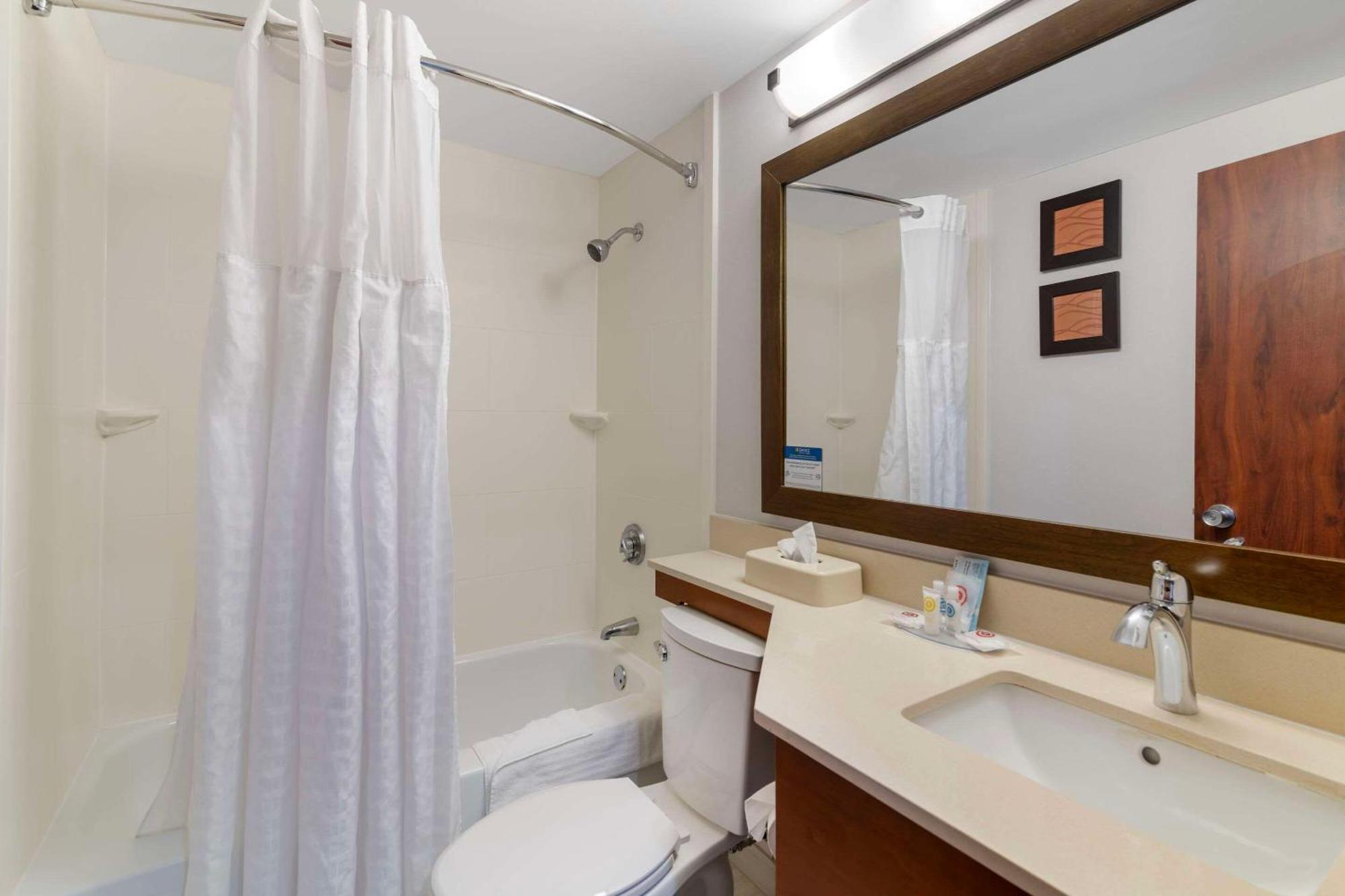 Comfort Inn Airport Манчестер Экстерьер фото
